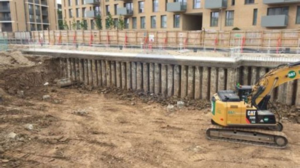 Piled retaining wall